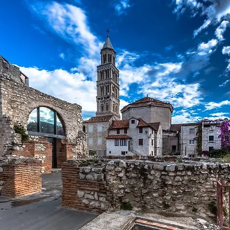 Comfortable And Fully Furbished Karolina In The Center Split