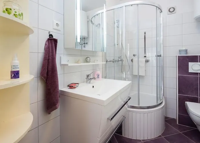 Comfortable And Fully Furbished Karolina In The Center Apartment Split