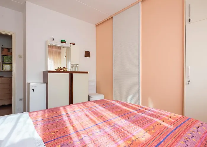 Comfortable And Fully Furbished Karolina In The Center Split